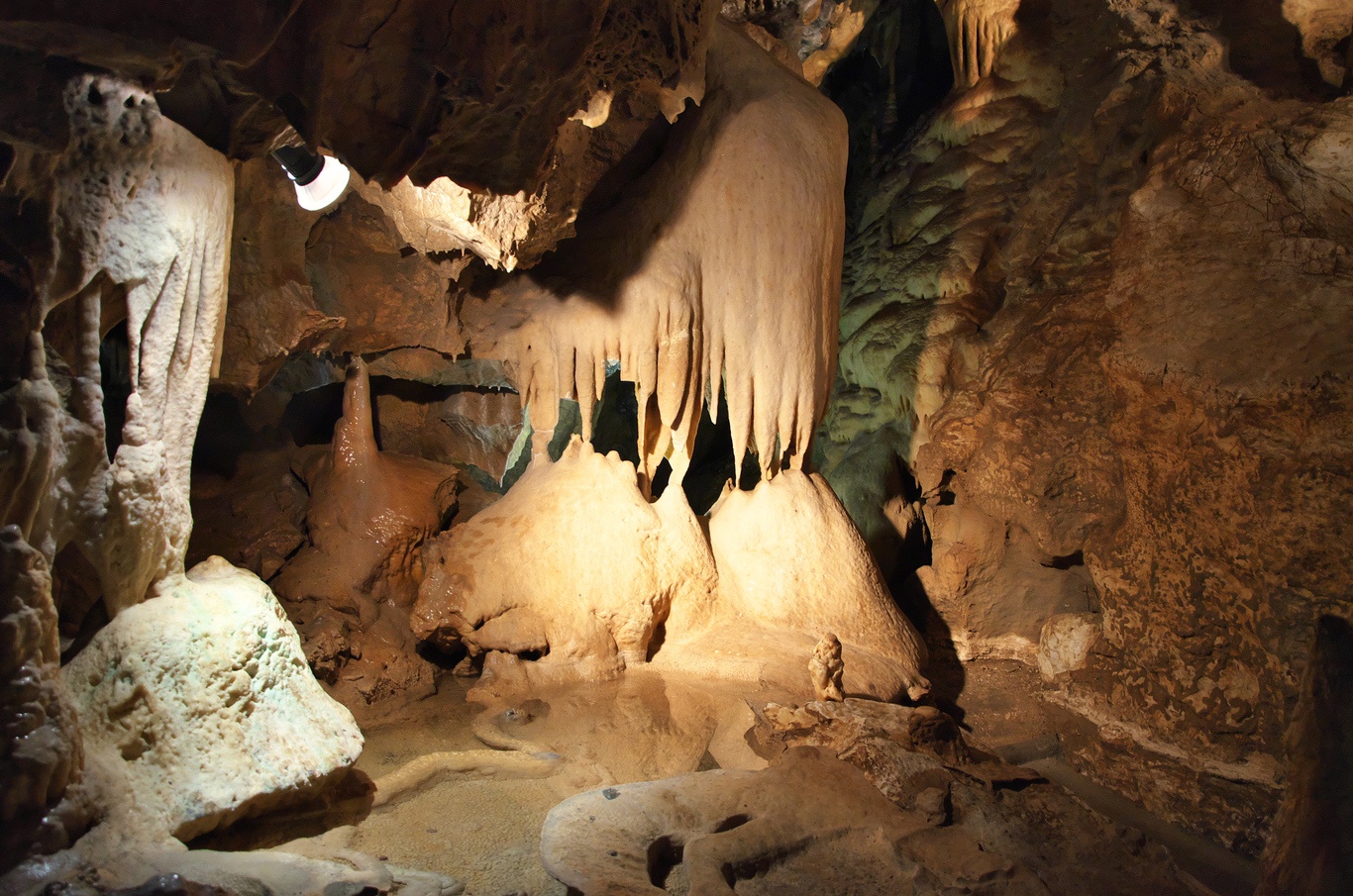 Krápníková výzdoba jeskyně Na Pomezí